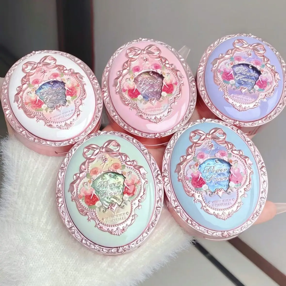 Flower Knows Midsummer Night Kaszmirowy Matowy Róż w Reliście Delikatny Makijaż Atmosferyczny Rozświetlający Twarz Kosmetyki do Róży