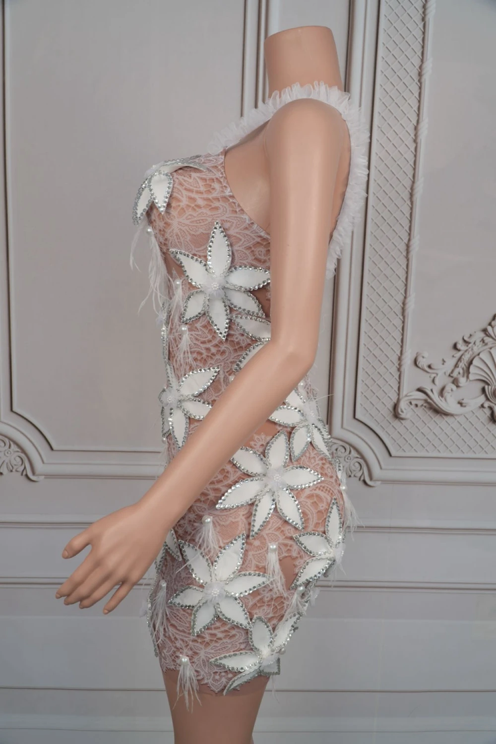 ชุดแสดงสำหรับงานปาร์ตี้ ชุดคอนเสิร์ต ชุดแสดงบนเวที ชุดสำหรับงานอีเว้นท์ ชุดเดรสสั้นสีขาวประดับด้วยหินและขนนกสุดหรูสำหรับผู้หญิง ไซส์ S