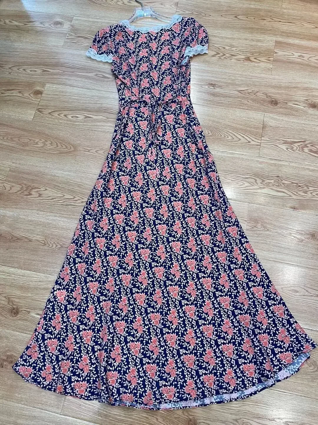 Frauen 2024 Frühling/Sommer neue Spitze V-Ausschnitt Leinen Stil Slim Fit Kleid