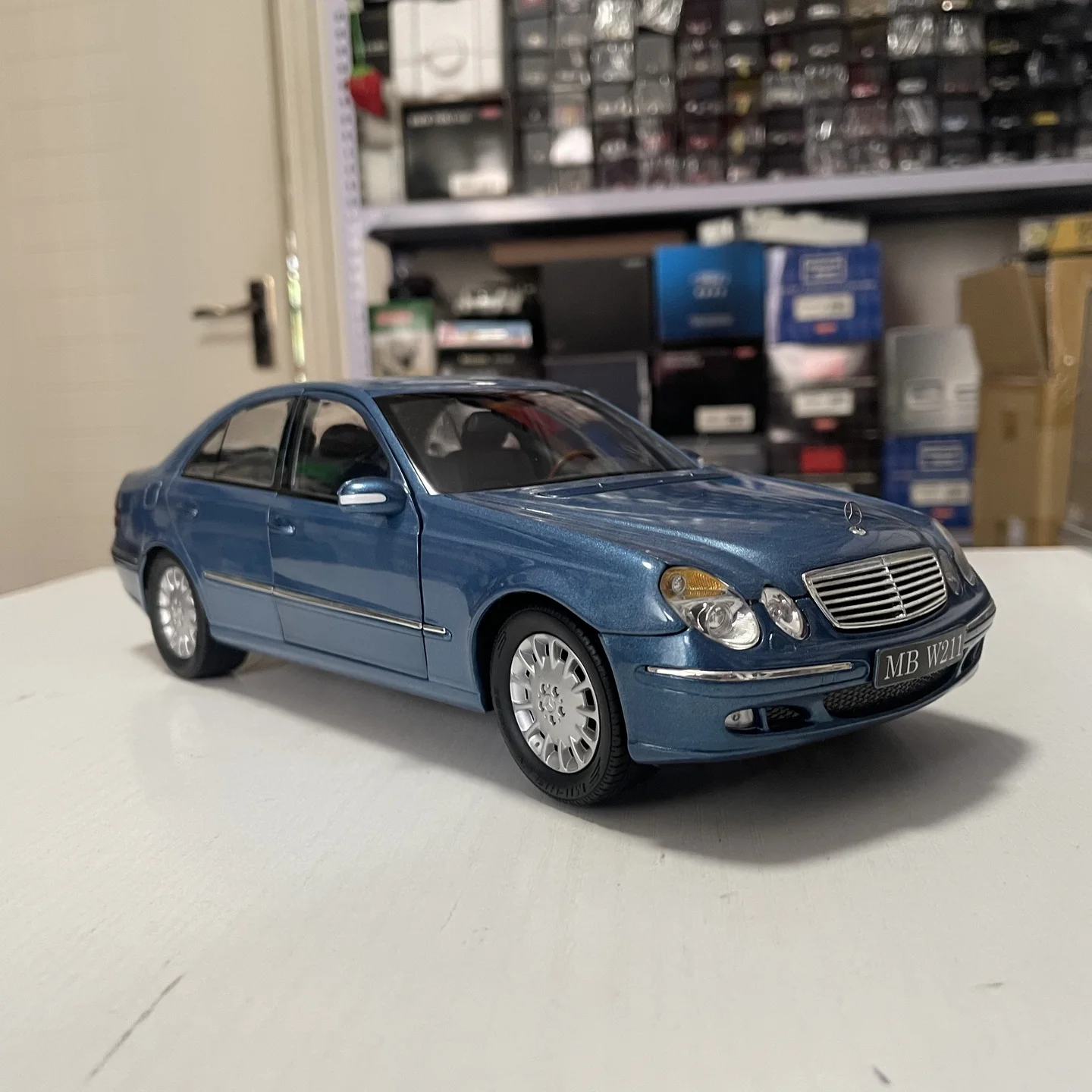 

KYOSHO 1:18 Scale Diecast Alloy Benz W211 E320 Sedan Toys Cars Model Classics Nostalgia Adult Souvenir Gifts Static Display