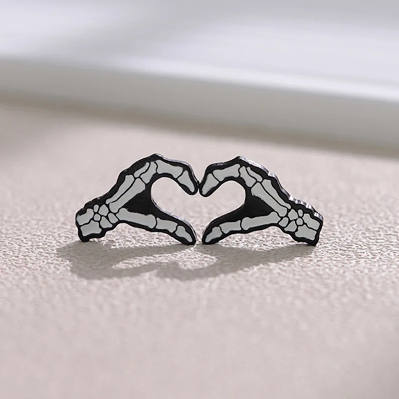 Gothic Skeleton Hands Heart Enamel Pin Spooky Love Skull Hand Brooch Alternative Dark Couple Lapel Badge