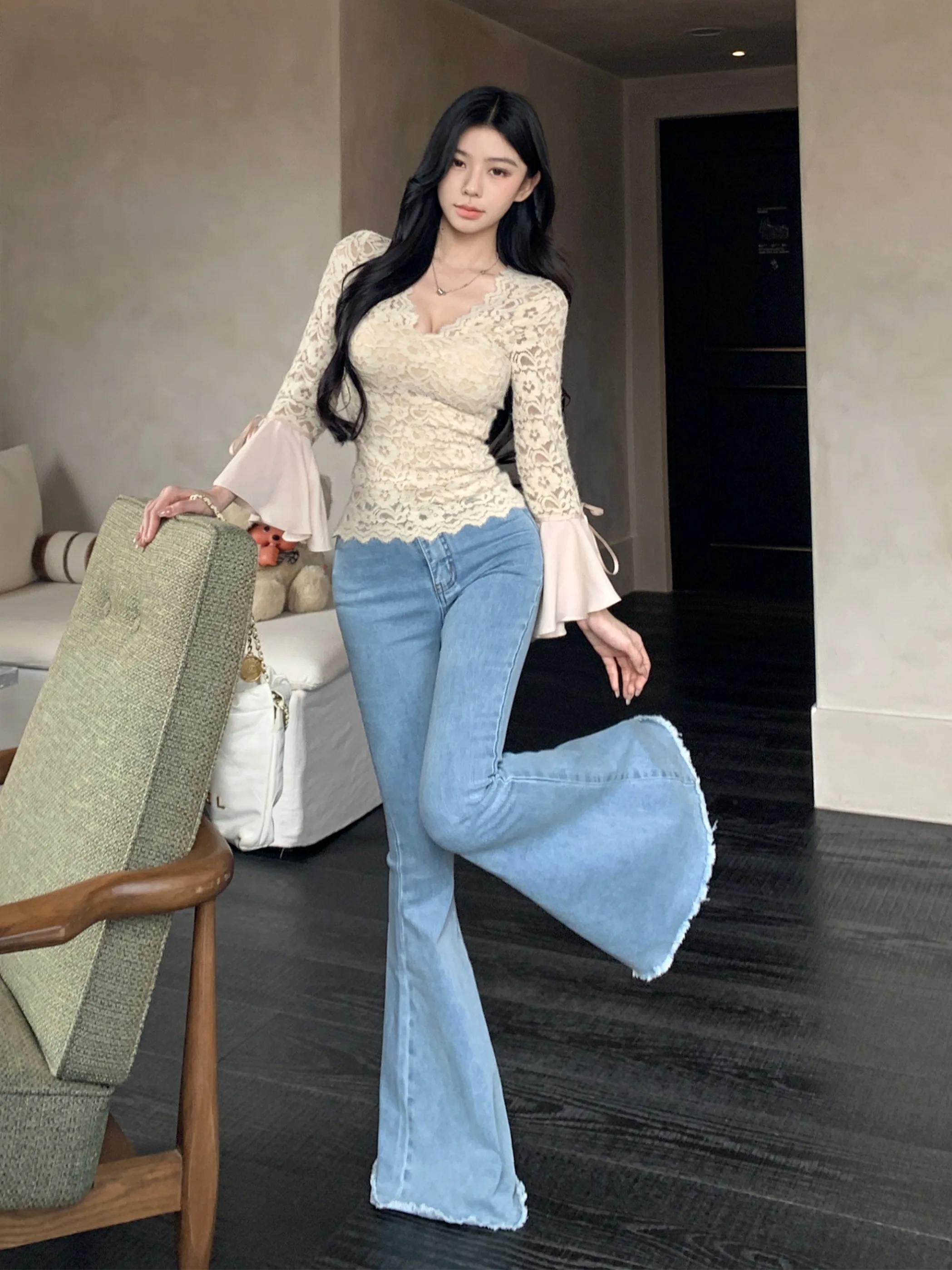 

Корейский стиль: комплект из топа с V-образным вырезом, кружевными вставками и рукавами-колокол, а также джинсов с высокой талией и широкими штанинами. Женский комплект для весны и лета, повседневная мода.