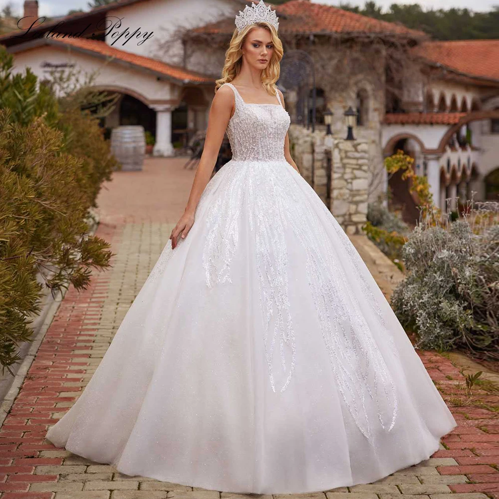 Island Poppy Maßgeschneiderte A-Linie Brautkleider mit quadratischem Ausschnitt und Spitze, ärmellose, bodenlange, perlenbesetzte Brautkleider mit Pailletten