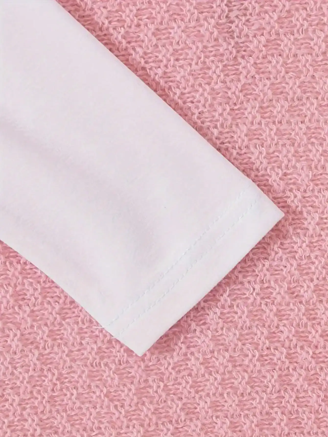 Kinderbekleidungsset mit langärmligem T-Shirt-Oberteil mit Rundhalsausschnitt und Einhorn-Print sowie langen Hosen mit elastischem Bund und Print – Detail 6