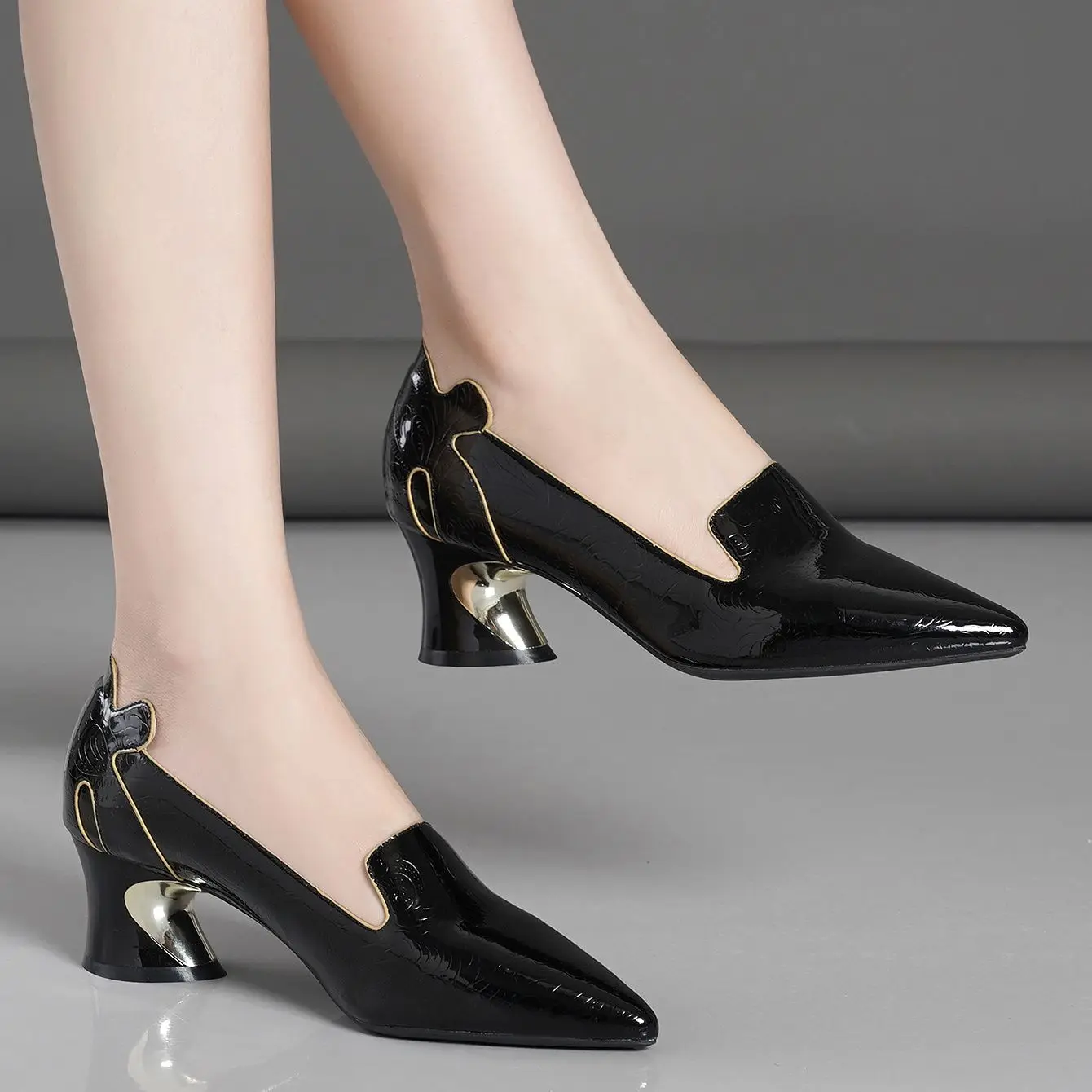 Stylish high-heeled pumps with pointed prints