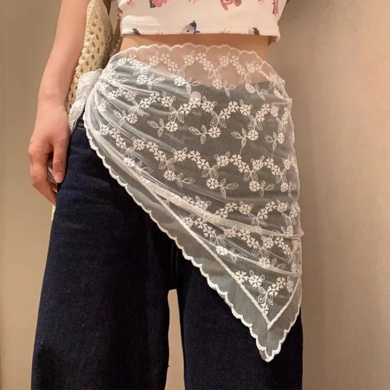 Retro Y2K Retro Embroidered Floral Necks Scarf Lace Triangle Headscarf Crochet Hair Scarf Bandanas for Women Girls Lace Kerchief