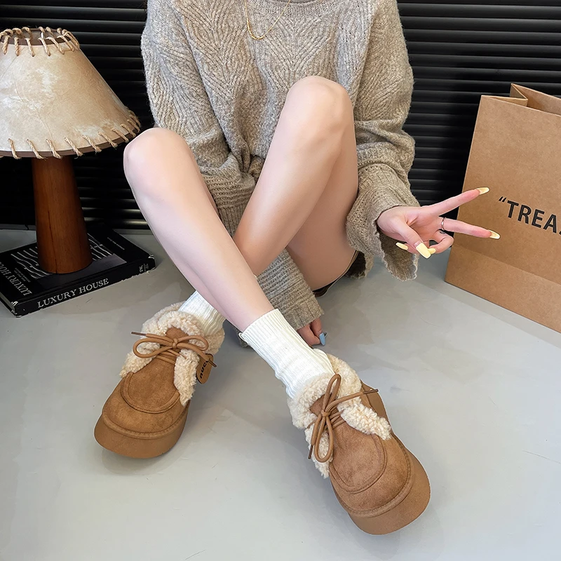 جديد الجلد المدبوغ النساء الفراء الثلوج الأحذية 2025 الشتاء الدافئة أحذية خفيفة بدون كعب جديد مصمم قصيرة أفخم القطن الأحذية منصة الراحة الموضة