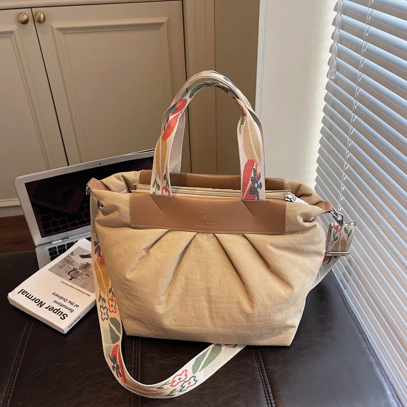 موضة جديدة سعة كبيرة النايلون حقائب بيد علوية المرأة بسيطة الترفيه حقائب كتف مريحة ومتعددة الاستخدامات الملمس حقيبة المدرب