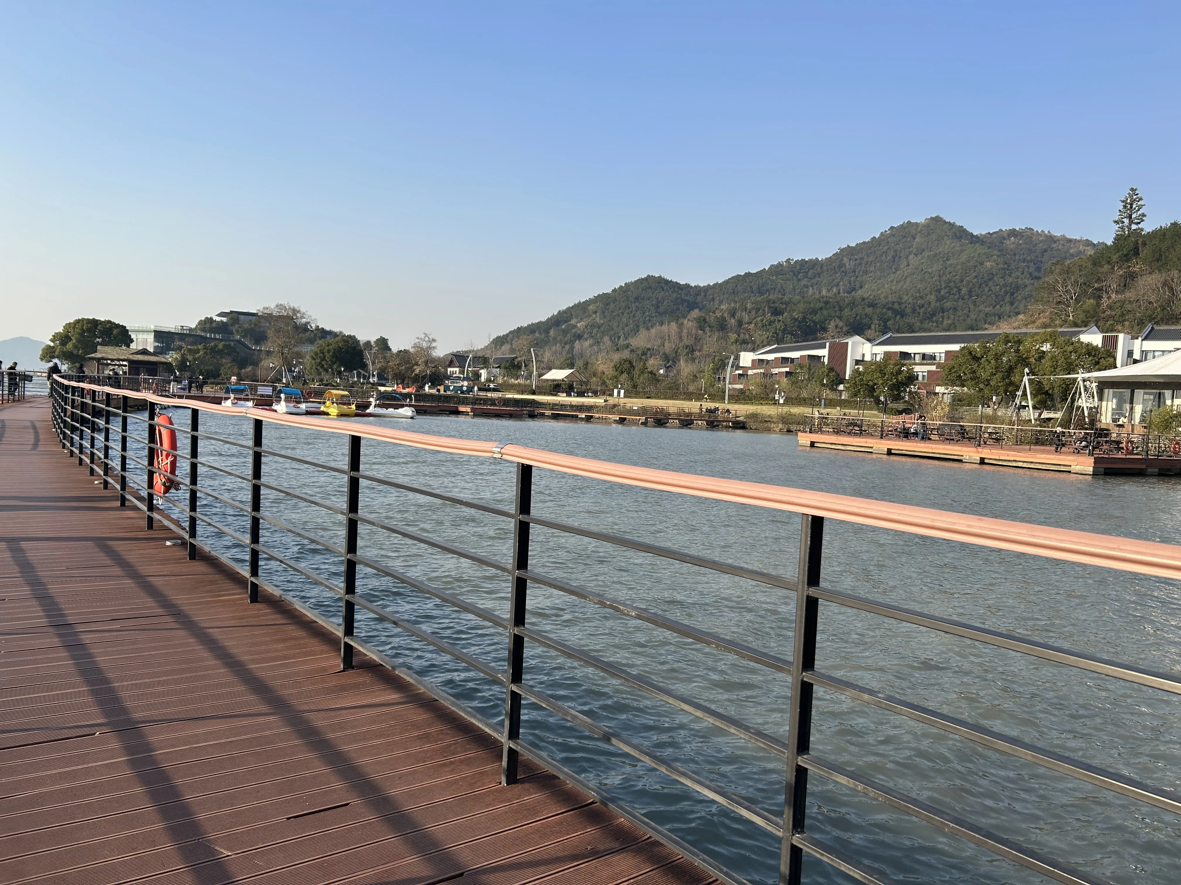 درابزين خشبي مخصص، درابزين الجسر، حاجز نهر منطقة المناظر الطبيعية الخلابة، الشركة المصنعة للحاجز المضاد للتصادم