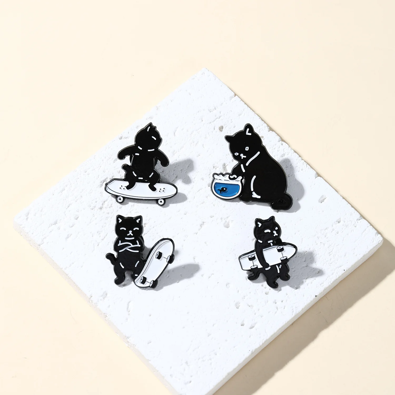 Broche de gato negro para monopatín de dibujos animados, insignia de metal versátil de dibujos animados, bolso personalizado a la moda, alfileres para bufanda, regalo