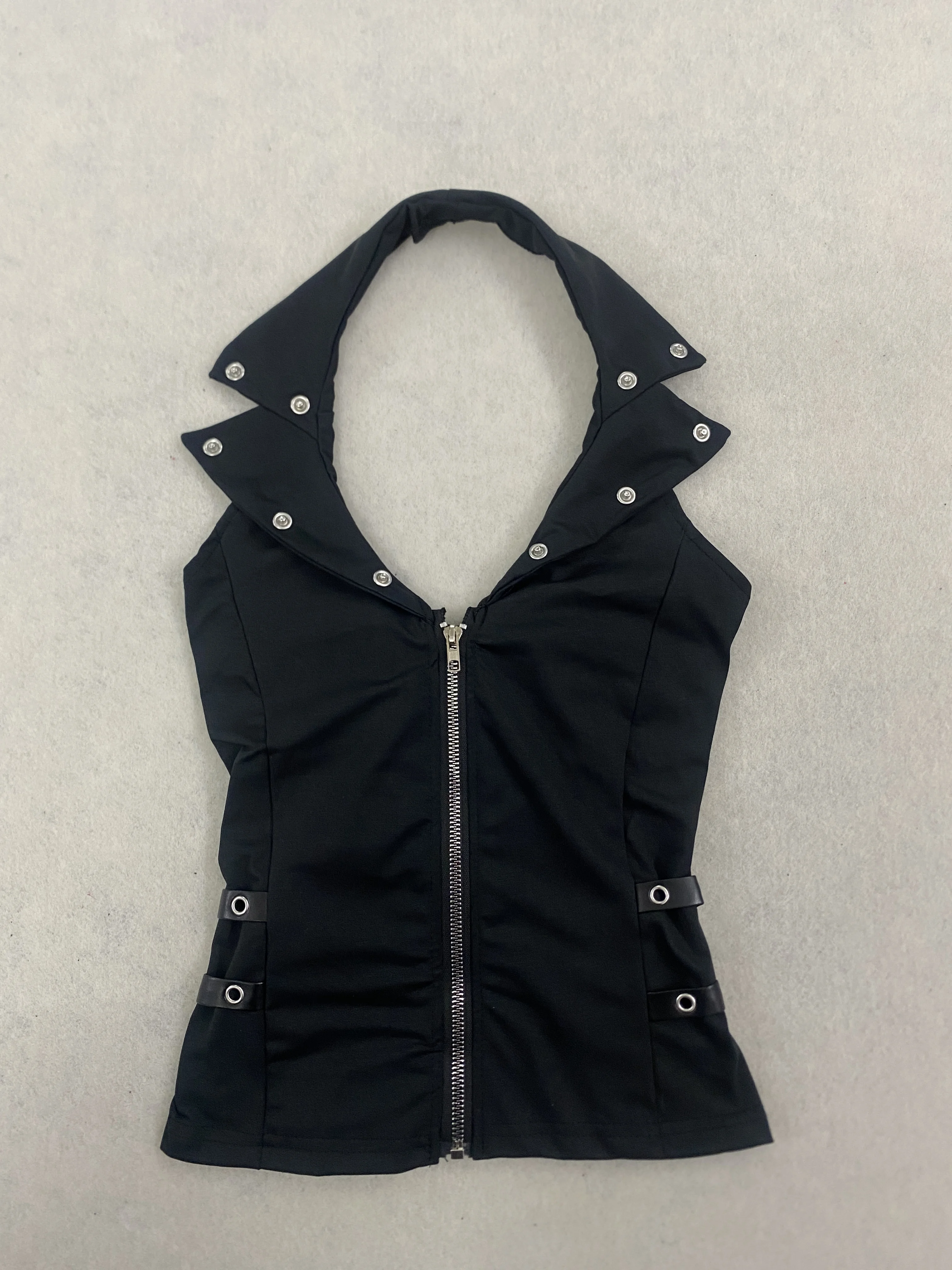 Damen Crop-Weste mit Reißverschluss und Reverskragen, Metallnieten-Seitenschnalle, Ärmellos, Slim Fit, Gothic Punk Y2K Streetwear Alt Clubwear Top – Detail 2