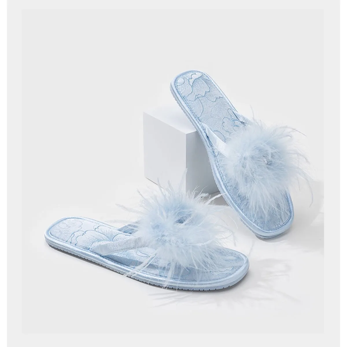 Fashionable Women's Summer Slippers Comfortable and Cool for Travel Beach Wear with Firefowl Feather Decoration