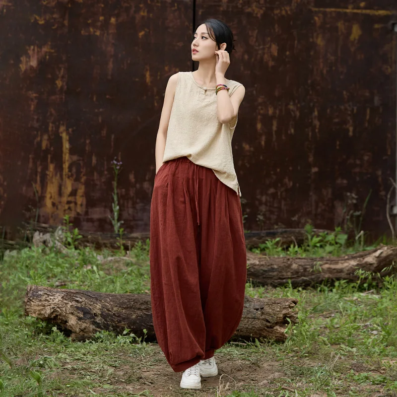 

A/W stone-washed ramie harem pants. Features a versatile drawstring elastic waist for a relaxed fit.