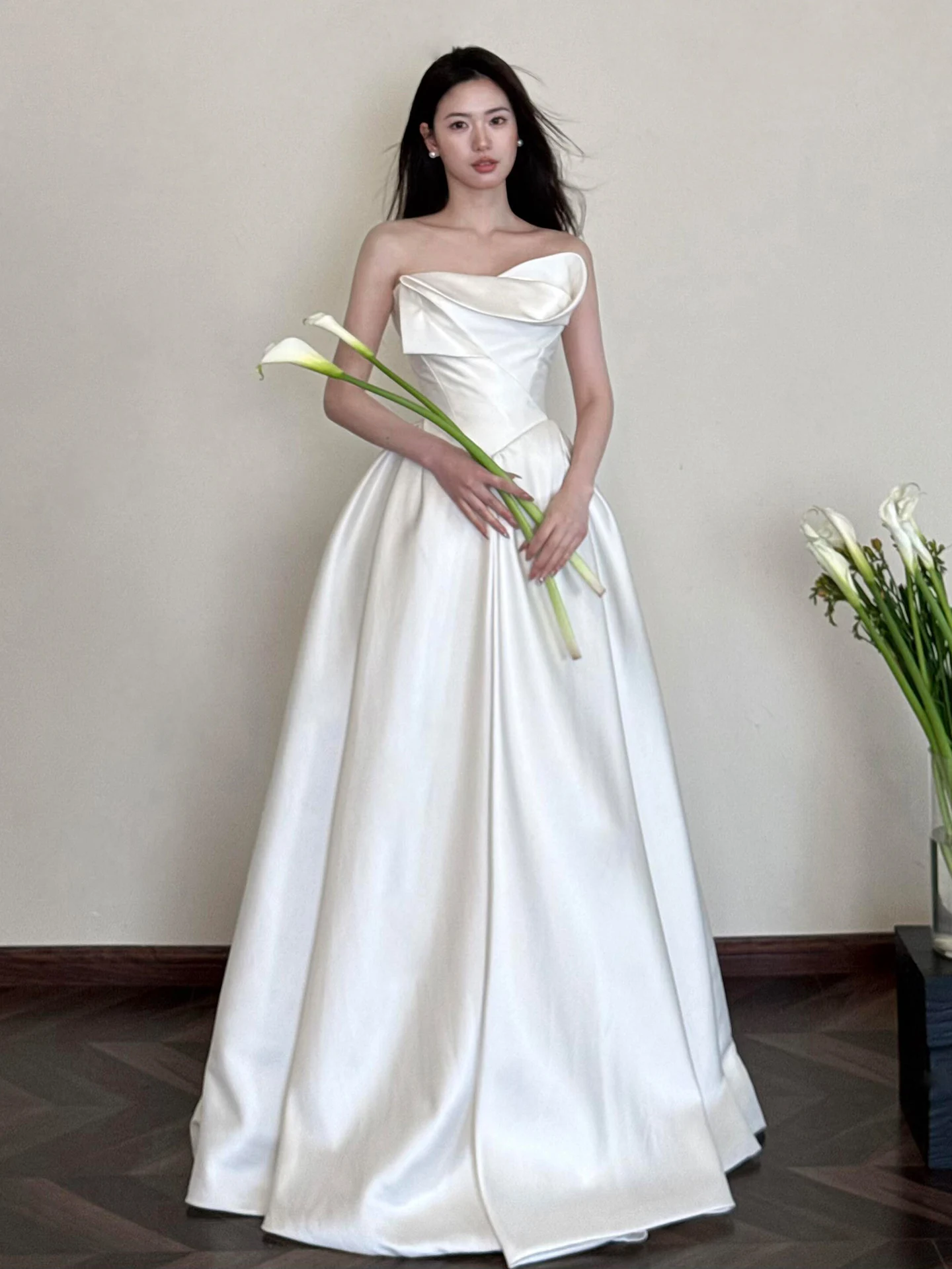 

Новое свадебное платье из шелкового атласа 2026 года: элегантное белое платье без бретелек с длинной юбкой для свадебного входа, модное, средней длины