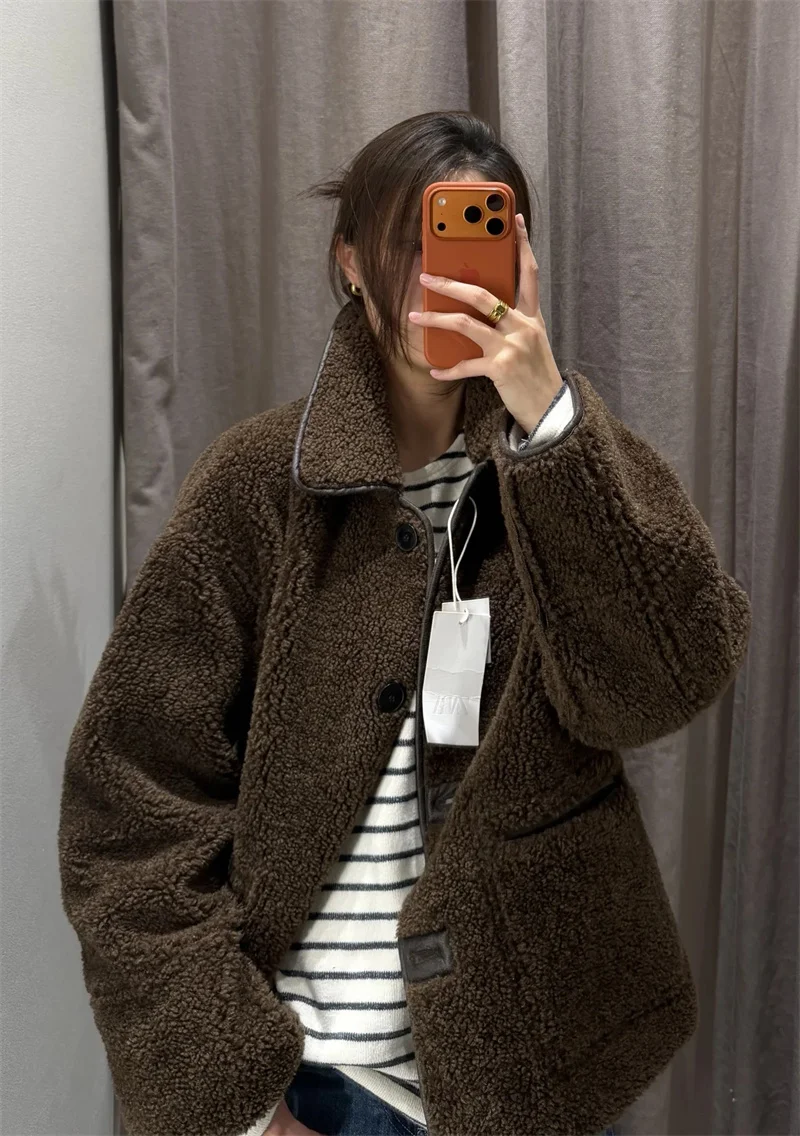 سترة نسائية 2025 خريف/شتاء جديد بني عميق كم طويل فو شيرلينغ عكسها معطف دافئ عصري وأنيق