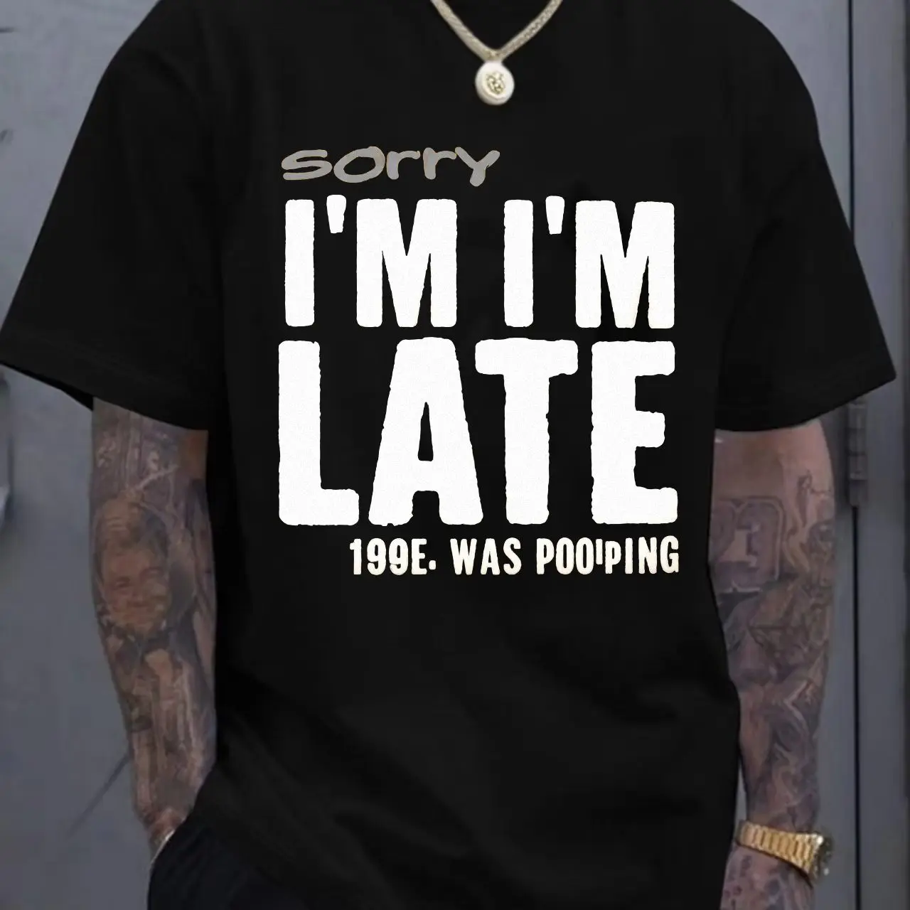 تي شيرت كاجوال برقبة دائرية وأكمام قصيرة مع طباعة نصية روح الدعابة - "حزن" بني داكن، "أنا متأخر" أبيض جريء متكرر (عمودي 'I