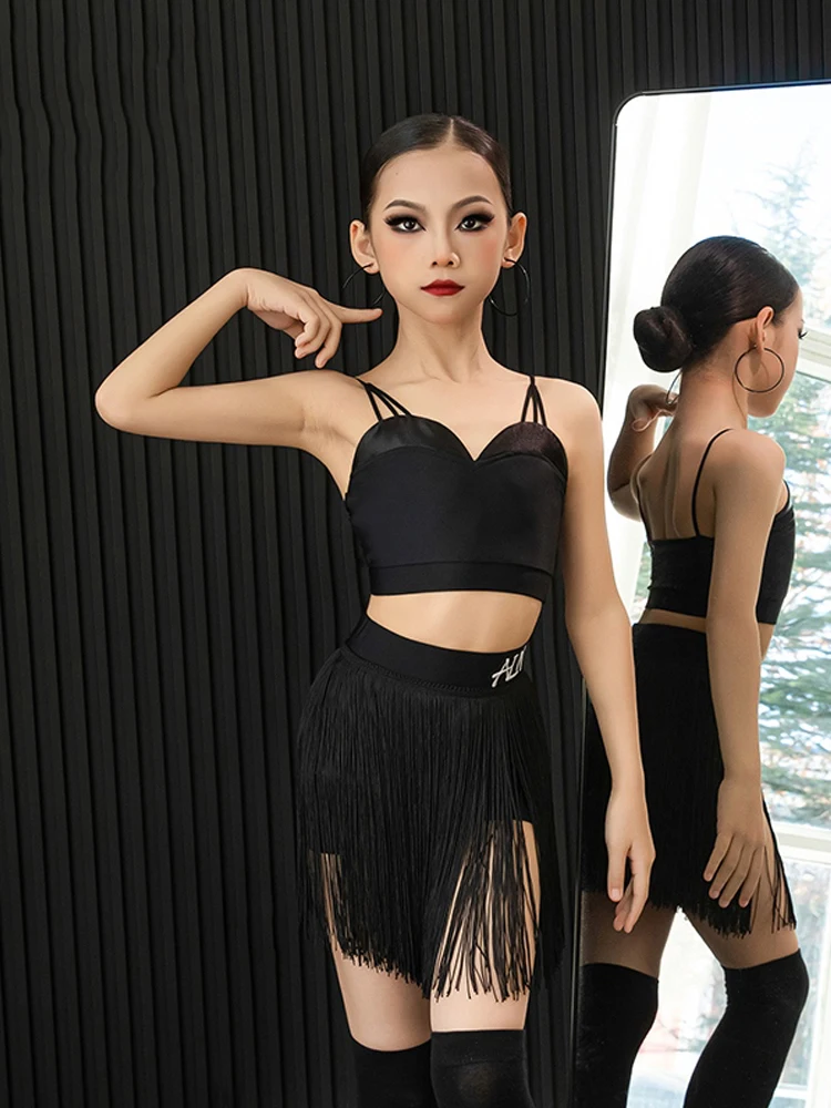 2025 Bambini Vestito da spettacolo di danza latina per ragazze Top neri Gonna con nappa Vestito da pratica Chacha Rumba Abiti latini DQS19557