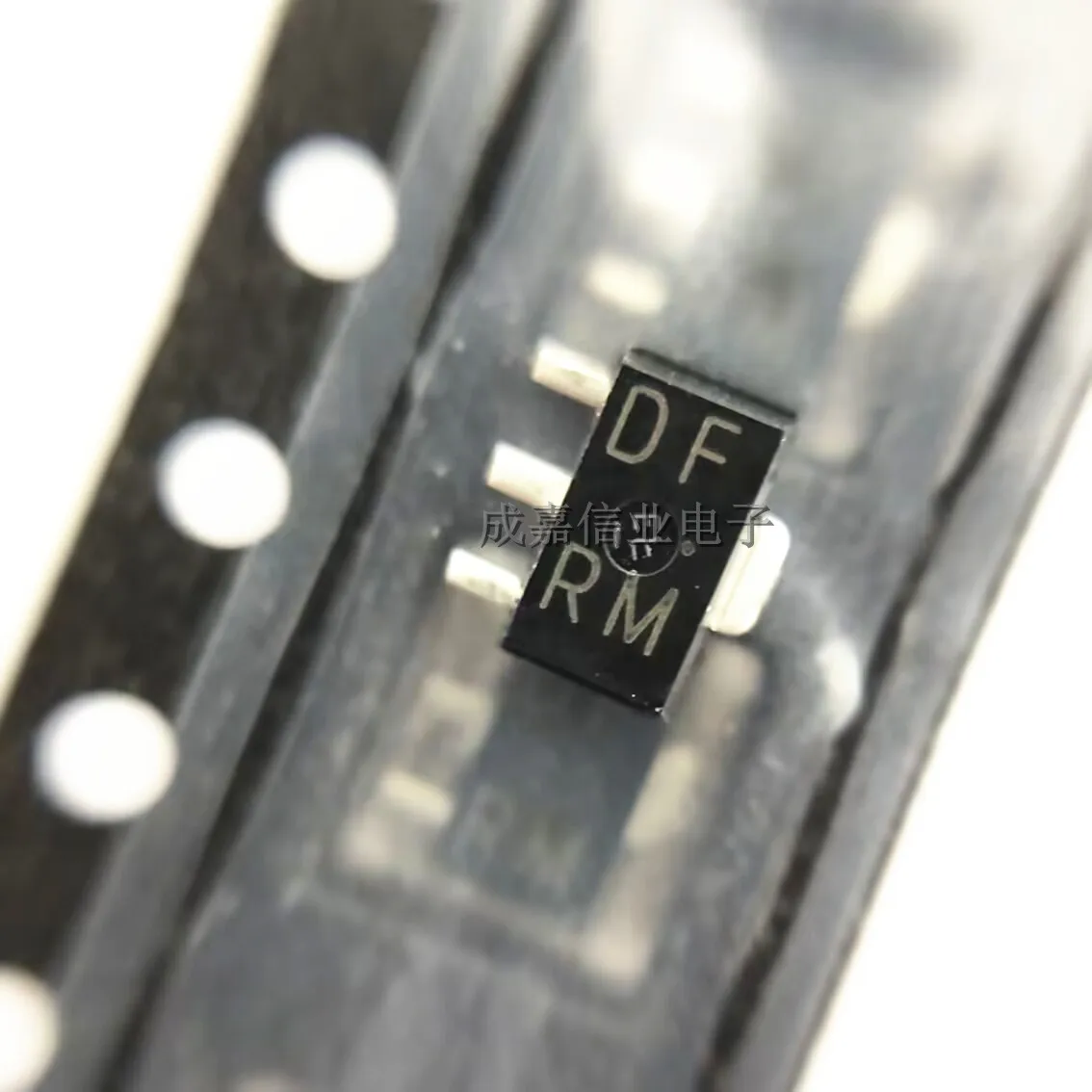 10pcs/Lot 2SD1898T100R SOT-89 MARKING;DF R Bipolar Transistors - BJT NPN 80V 1A Operating Temperature:-40C-+ 150 C