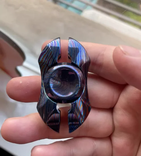 

Used EDC Three color titanium horse trotter gyroscope EDC decompression toy