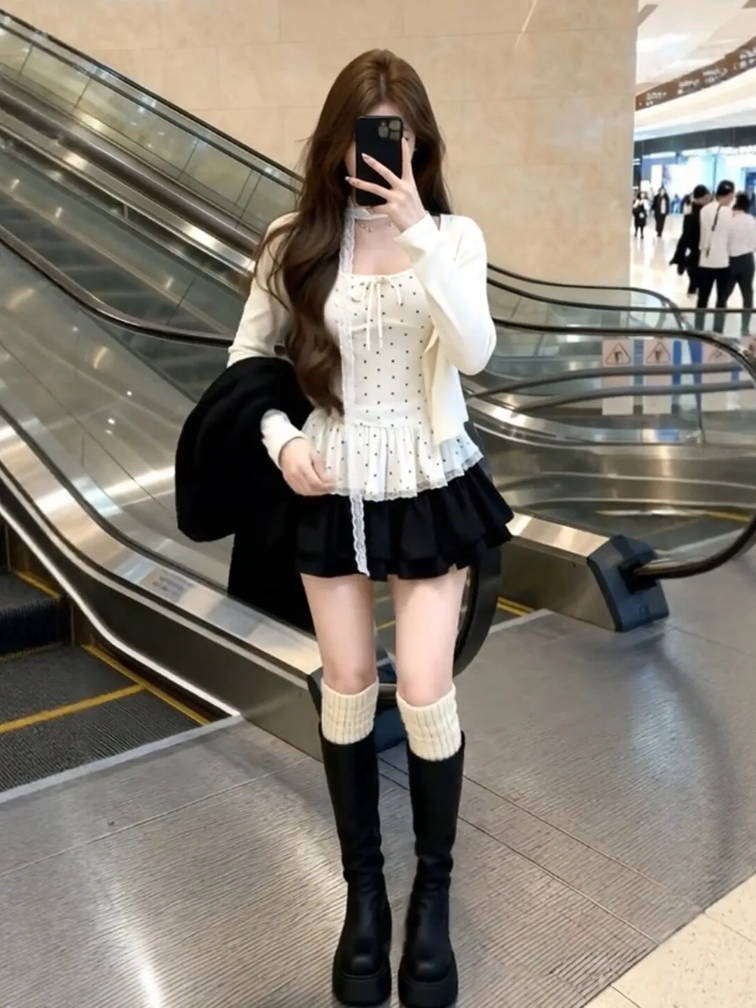 

Потрясающий комплект: кардиган и укороченный топ с цветочным принтом. Модный, уникальный, молодежный образ. Хлопок, длинный рукав, круглый вырез. Весна 2026.