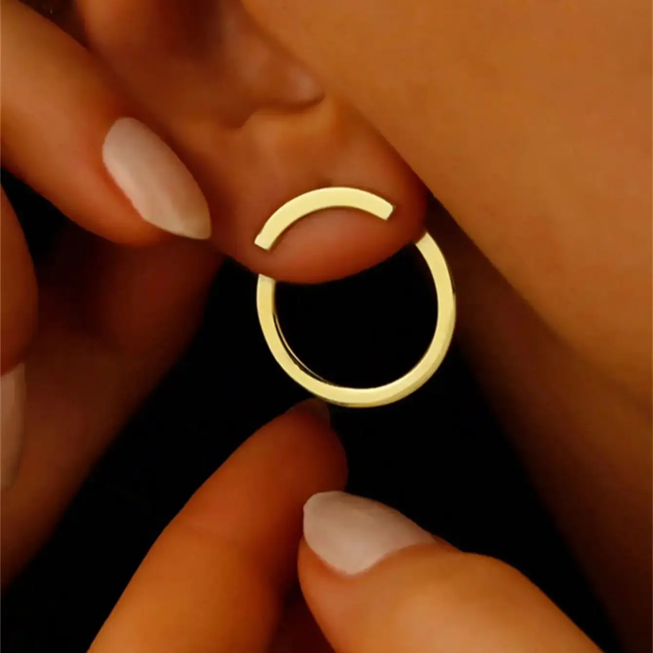 1 pair of retro geometric circular earrings on the back, fashionable and personalized design for women. One pair to wear, elegan
