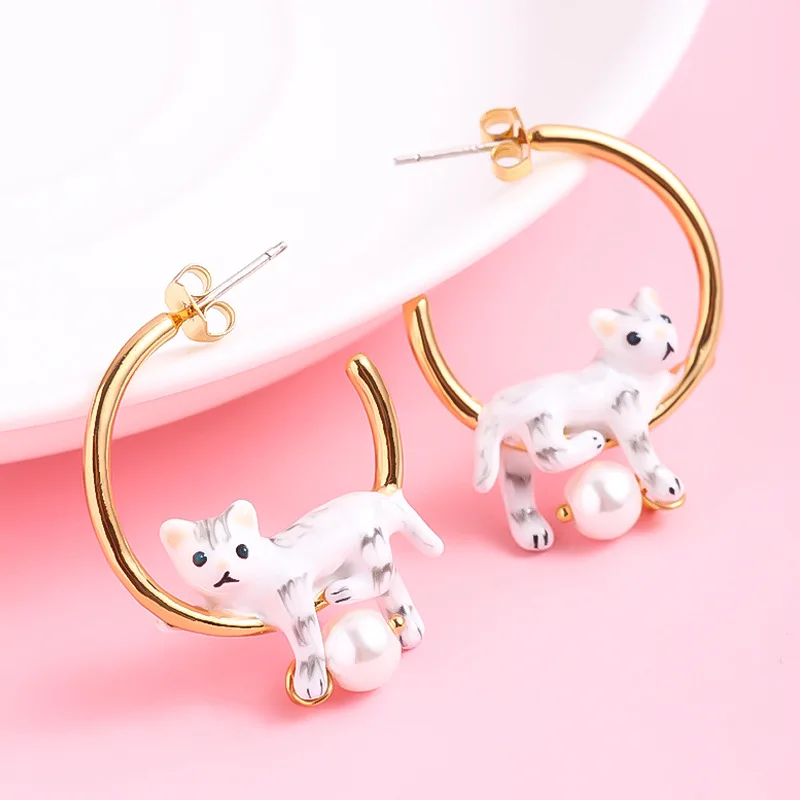 

Cute Handmade Enamel Cat Plays Balls Lovely White Cat Glass Pearls C Shaped Ring Hoops for Women Creative Hanging Earrings Y2k