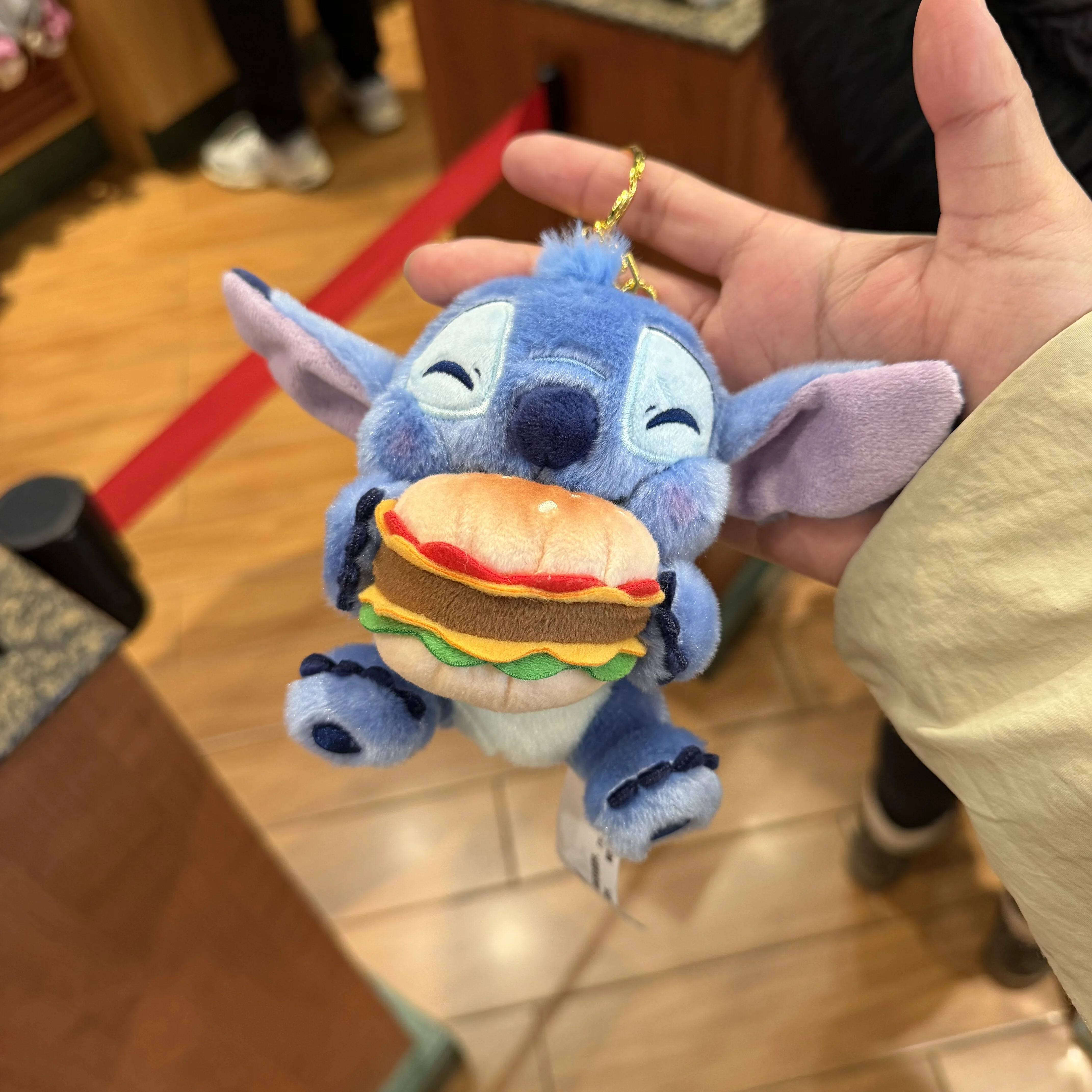 พวงกุญแจของที่ระลึกจากดิสนีย์ที่มีสติทช์กำลังรับประทานอาหาร ตุ๊กตาเรย์เบน และตุ๊กตาซูโทเปีย