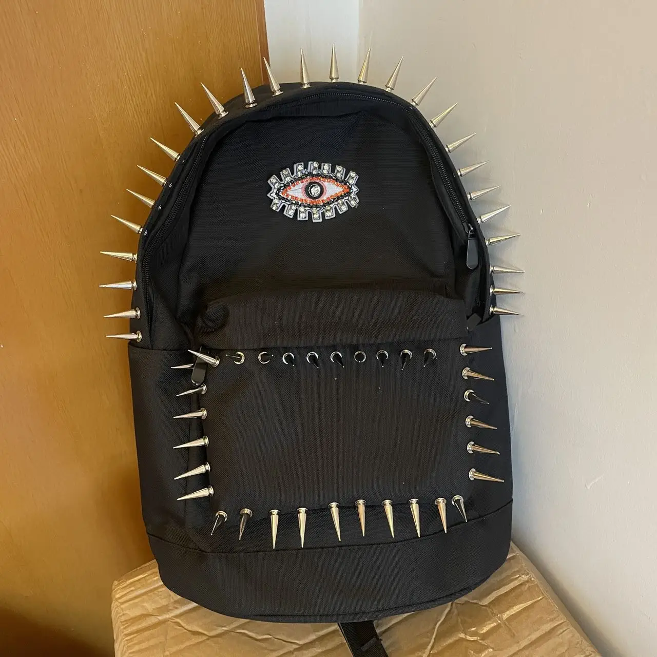 

Рюкзак в стиле панк с заклепками, мужская сумка, вместительный модный рюкзак для женщин, милые рюкзаки с большими глазами
