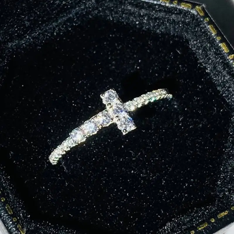 Huitan Damenring, vielseitiges Kreuz-Design, silberfarben, modisches Hochzeits- und Party-Accessoire, eingelegter glänzender CZ, schlichter Schmuck für den Alltag