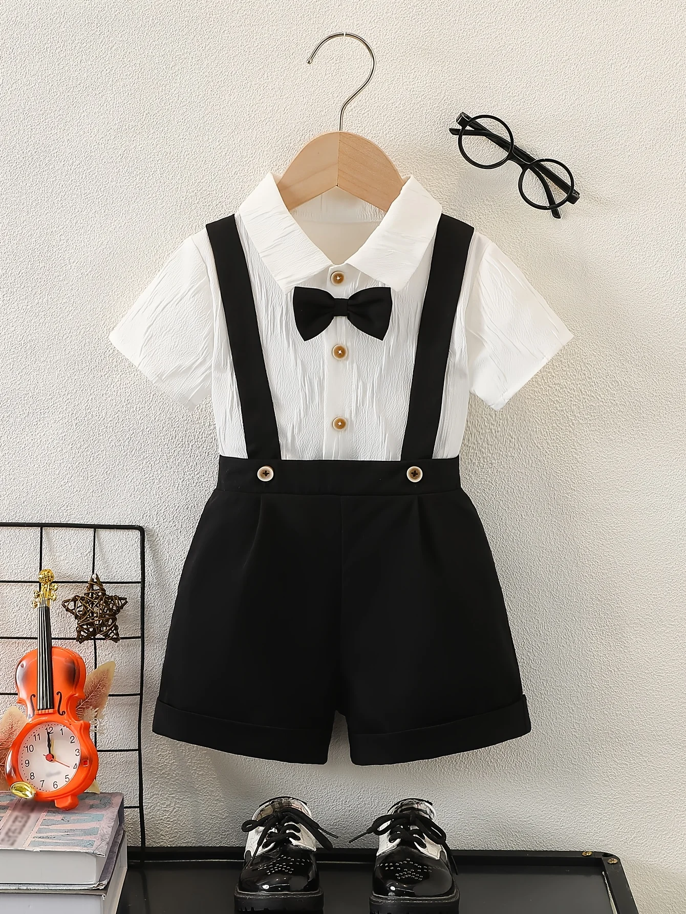 

Летний комплект для мальчика: нарядный костюм с подтяжками | Подарок на День святого Валентина / Подарок на день рождения для девушки | Комплект: рубашка с коротким рукавом + галстук-бабочка + шорты