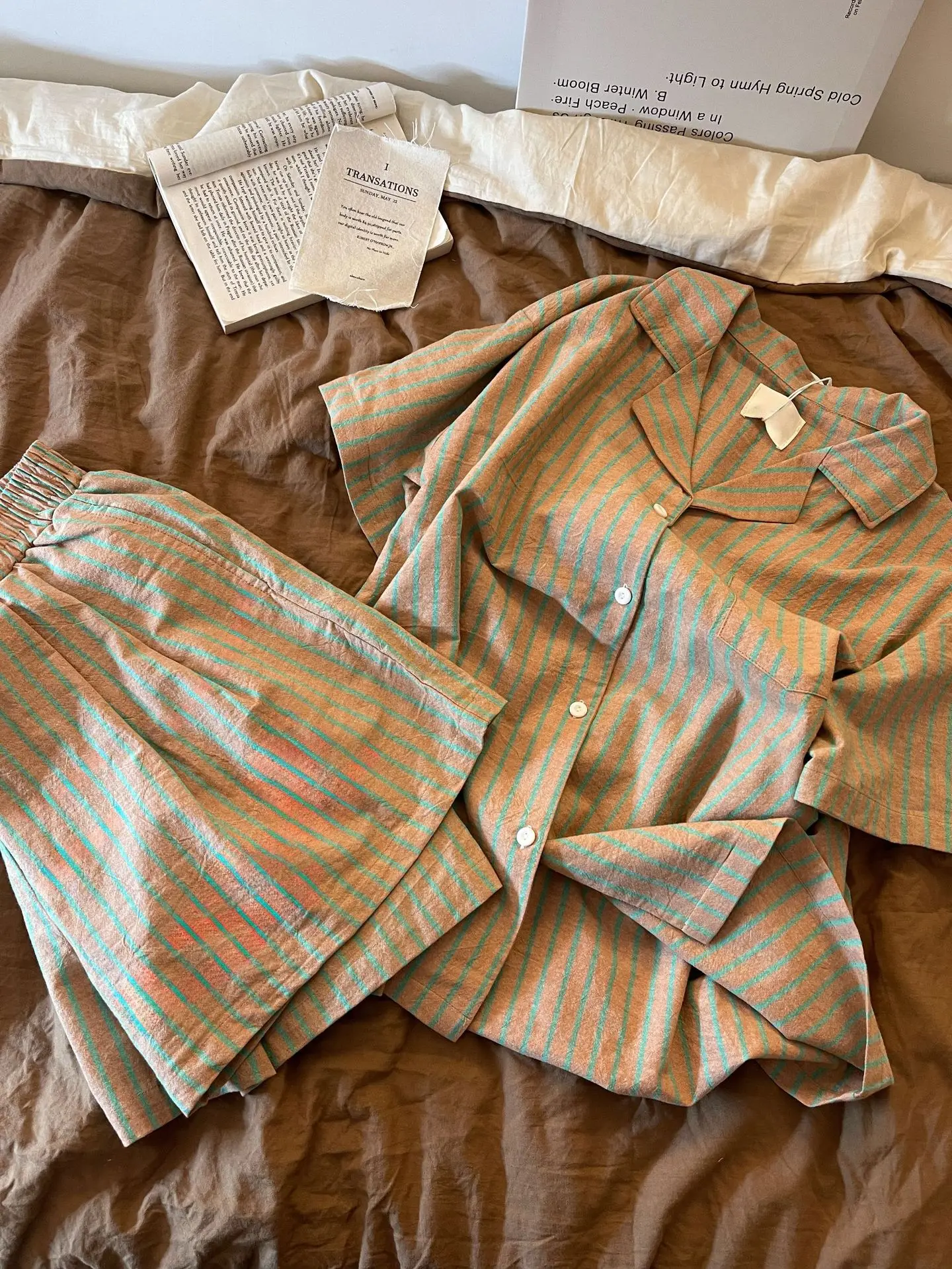 Damen-Pyjama im Vintage-Stil mit Streifen: Neue Sommerkollektion – Kurzarm-Oberteil und Shorts, Lässige Loungewear, Damen-Sommerset – Detail 3