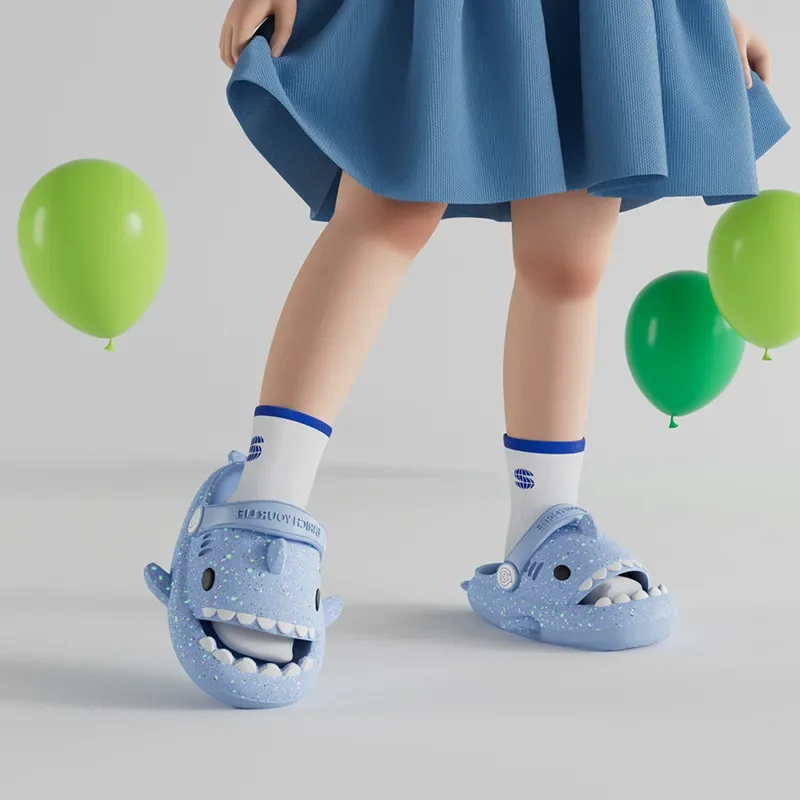 

Детские светящиеся тапочки с изображением акулы, летние детские сандалии с ночным светящимся ремешком для мальчиков и девочек, нескользящая мягкая пляжная повседневная обувь с героями мультфильмов