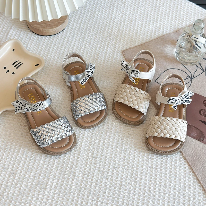 

Новинка лета 2023, детские повседневные сандалии для девочек, модная нескользящая универсальная пляжная обувь принцессы с мягкой подошвой в корейском стиле