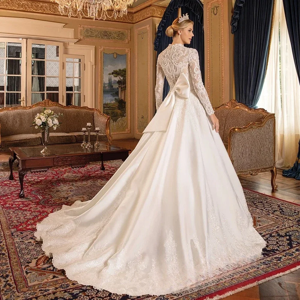 Graceful Satin A-Line Wedding Dresses Back Bow Buttons Lace Appliques Ivory Long Sleeves Bridal Gowns Customized Robes de mariée