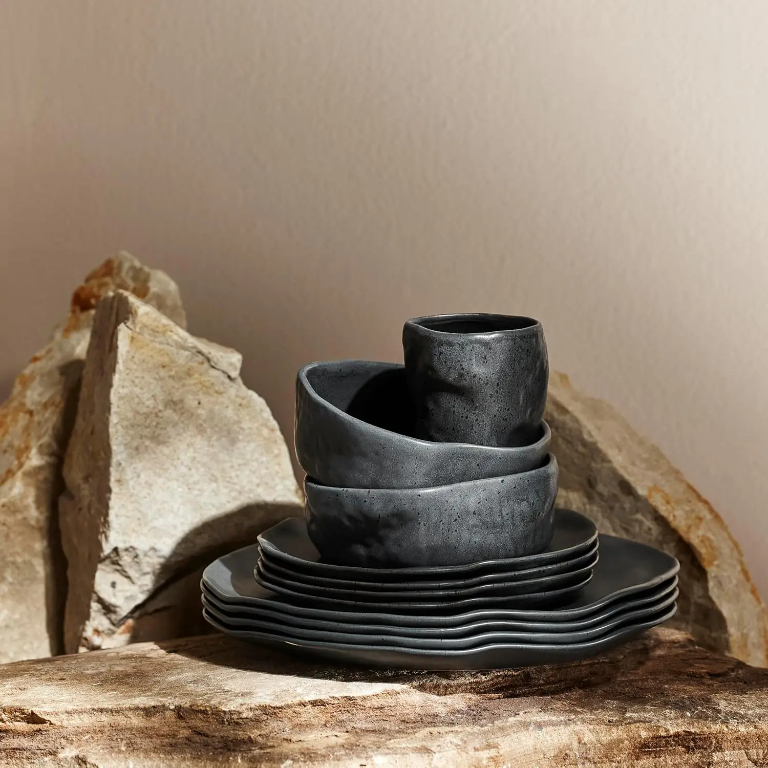 طقم أواني طعام من الخزف الحجري الحديث مكون من 16 قطعة من أطباق ووعاء، طقم أطباق لـ 4 أشخاص، فحمي أسود مرقط