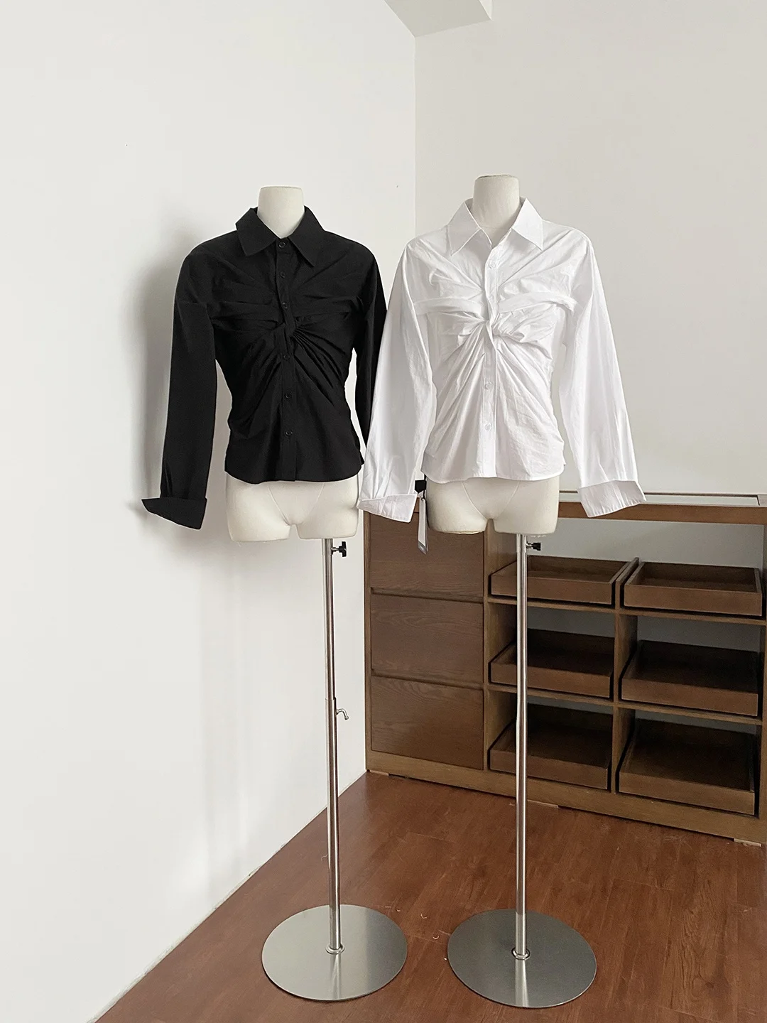 

Elegant Simple Design Knot Long Sleeve Shirt Waist Cinched Versatile Top for Women Commute Style Polyester Fiber Spring 2026