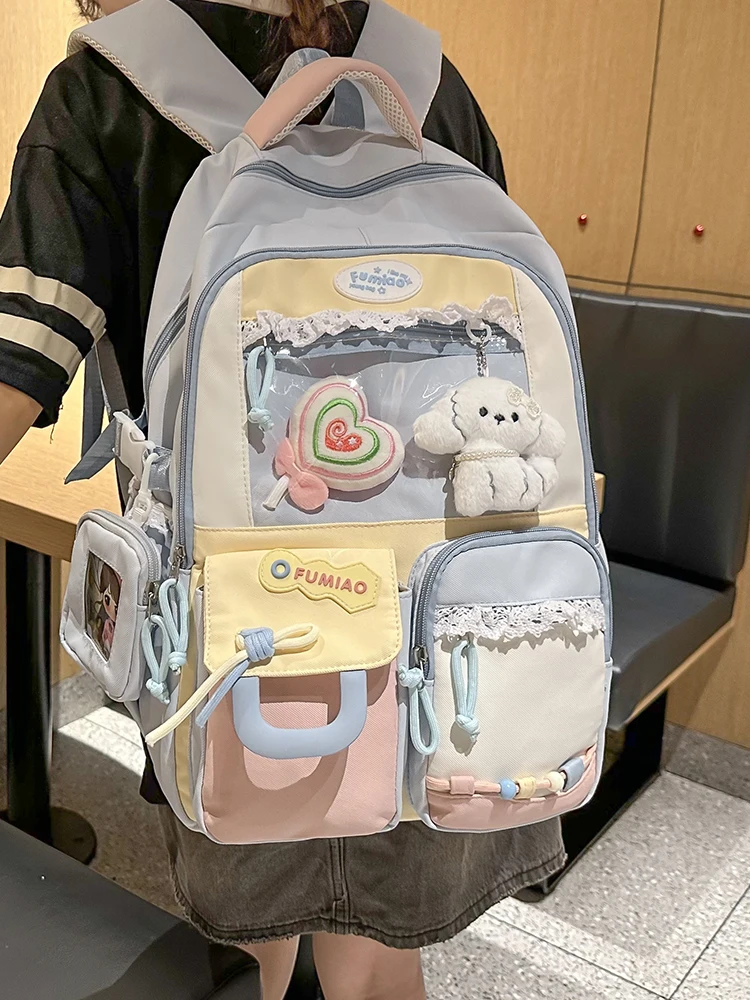 กระเป๋านักเรียนสีบล็อกขนาดใหญ่สำหรับนักเรียนหญิงระดับมัธยมปลาย นักเรียนประถมและมัธยมต้นก็สามารถใช้ได้ด้วย