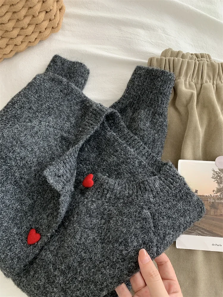 เสื้อคาร์ดิแกนไหมพรมสีเทาเข้มสำหรับผู้หญิง ฤดูใบไม้ร่วง ฤดูหนาว ปี 2026 เนื้อนุ่ม อุ่นสบาย พร้อมกระดุมรูปหัวใจที่ไหล่