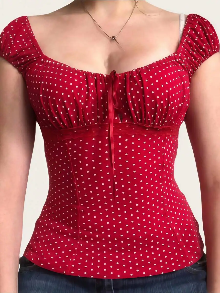 

Красный топ в горошек в стиле Y2K с короткими рукавами, завязками спереди и корсетной талией — летняя уличная одежда