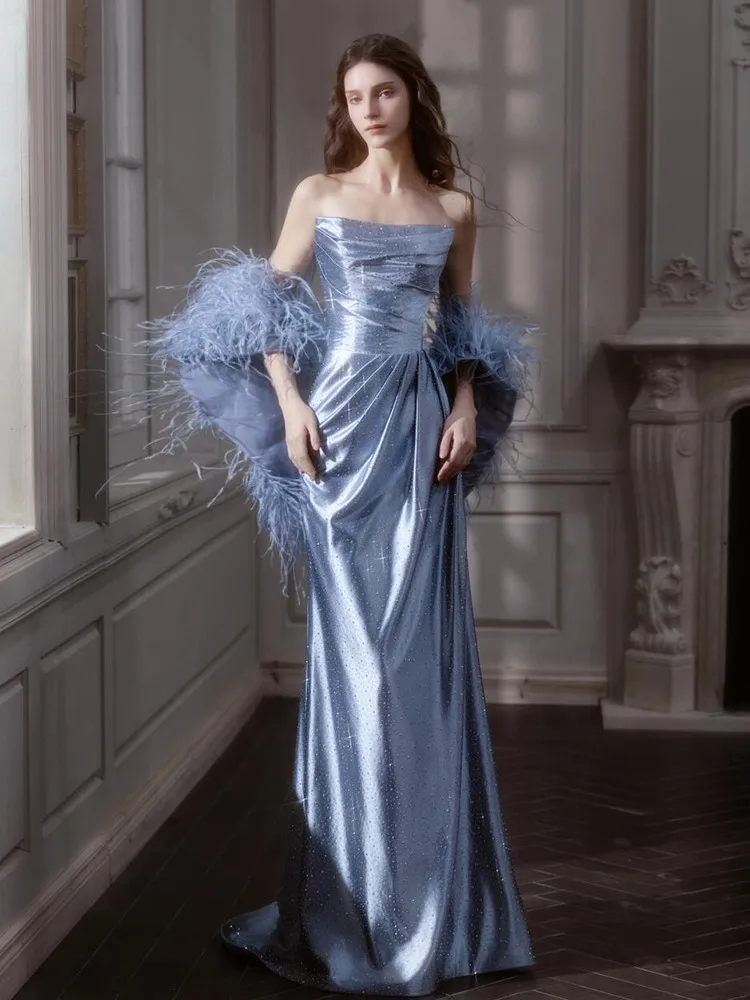 

Новое синее платье без бретелек с пайетками и элегантной роскошкой.