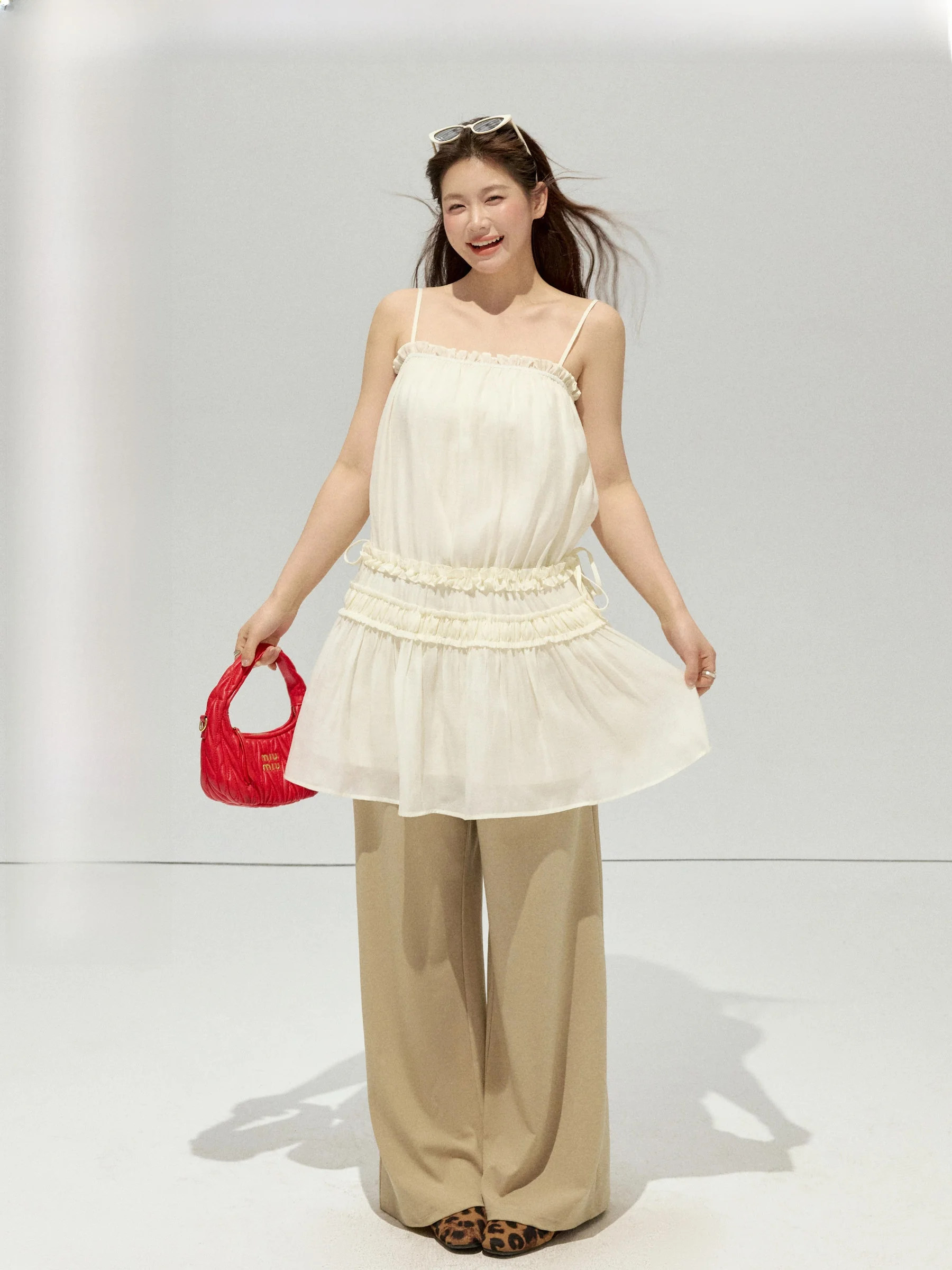 

Комплект Jiulu Studio "Butter West" больших размеров: модный весенне-летний наряд с кружевными вставками и длинными брюками на бретельках