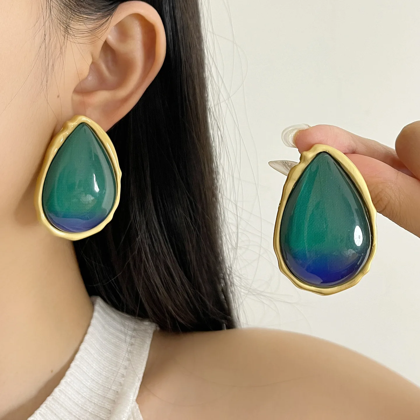 

European and American Retro Elliptical Glass Golden Gradient Water Drop Gemstone Unique Earrings for Women