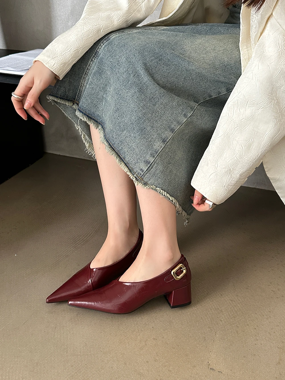 Black Brown Red Women Pumps Pointed Toe Flat Mid Heels Rivet Belt Design Shallow Slip On Office Party Pumps Nightclub Party Pump