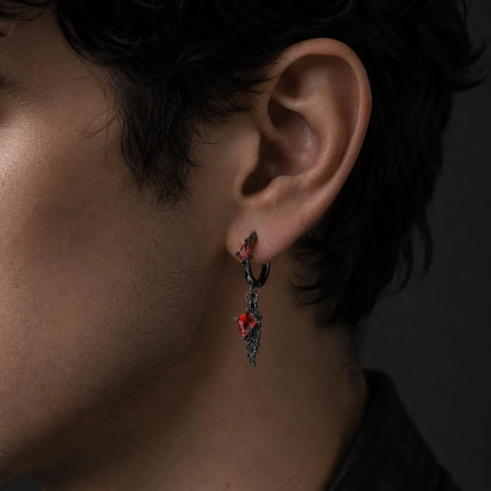 Gotische Feder-Creolen für Männer, Punk Geometrische Zirkon-Metall-Ohrhänger, Hip-Hop Schmuck Geschenke – Detail 2