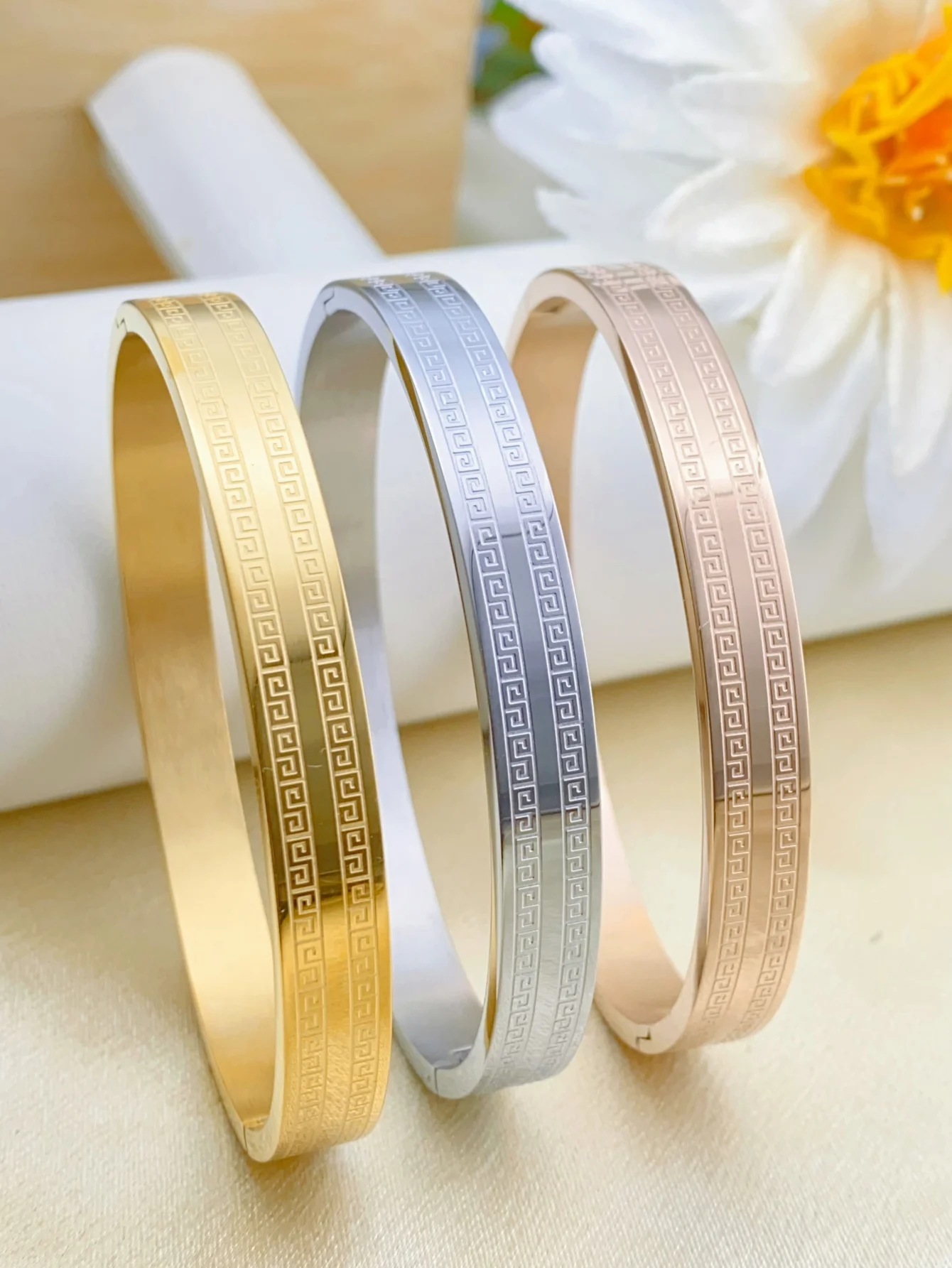 A Stainless steel fashion bangle