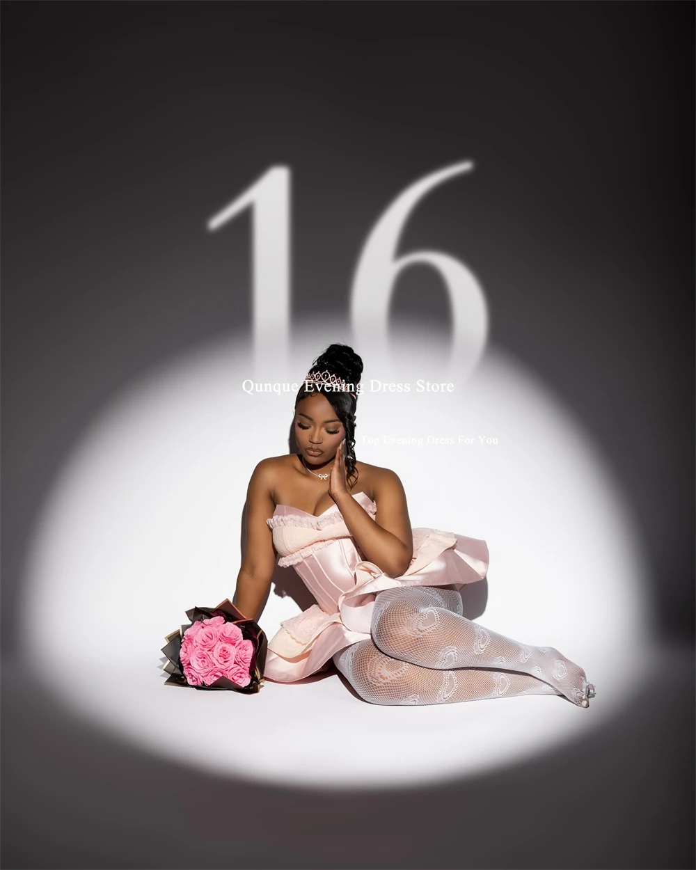 Qunque فساتين حفلة موسيقية قصيرة فاخرة من الساتان للفتيات السود مثير بدون حمالات دانتيل متدرج رداء حفلات صغير Vestidos De Festa مخصص