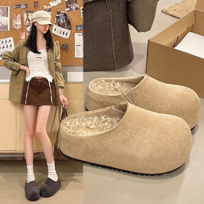 秋・冬用、滑り止め加工、耐摩耗性に優れた、履きやすいコットン素材のスリッパ。内側に厚底が入っており、足の高さを高く見せる効果があります。裏地はフリース素材で、つま先が覆われたデザインです。