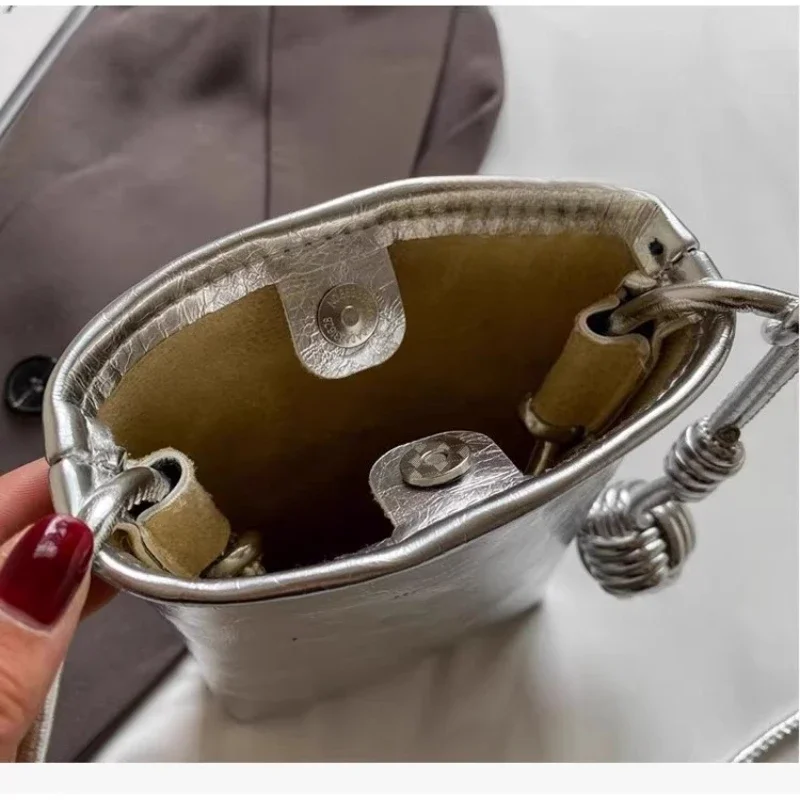 حقيبة هاتف ذهبية فاخرة للنساء حقيبة كروس جلدية من الشمع الزيتي مع قلادة كروية منسوجة حقيبة كتف مسائية أنيقة