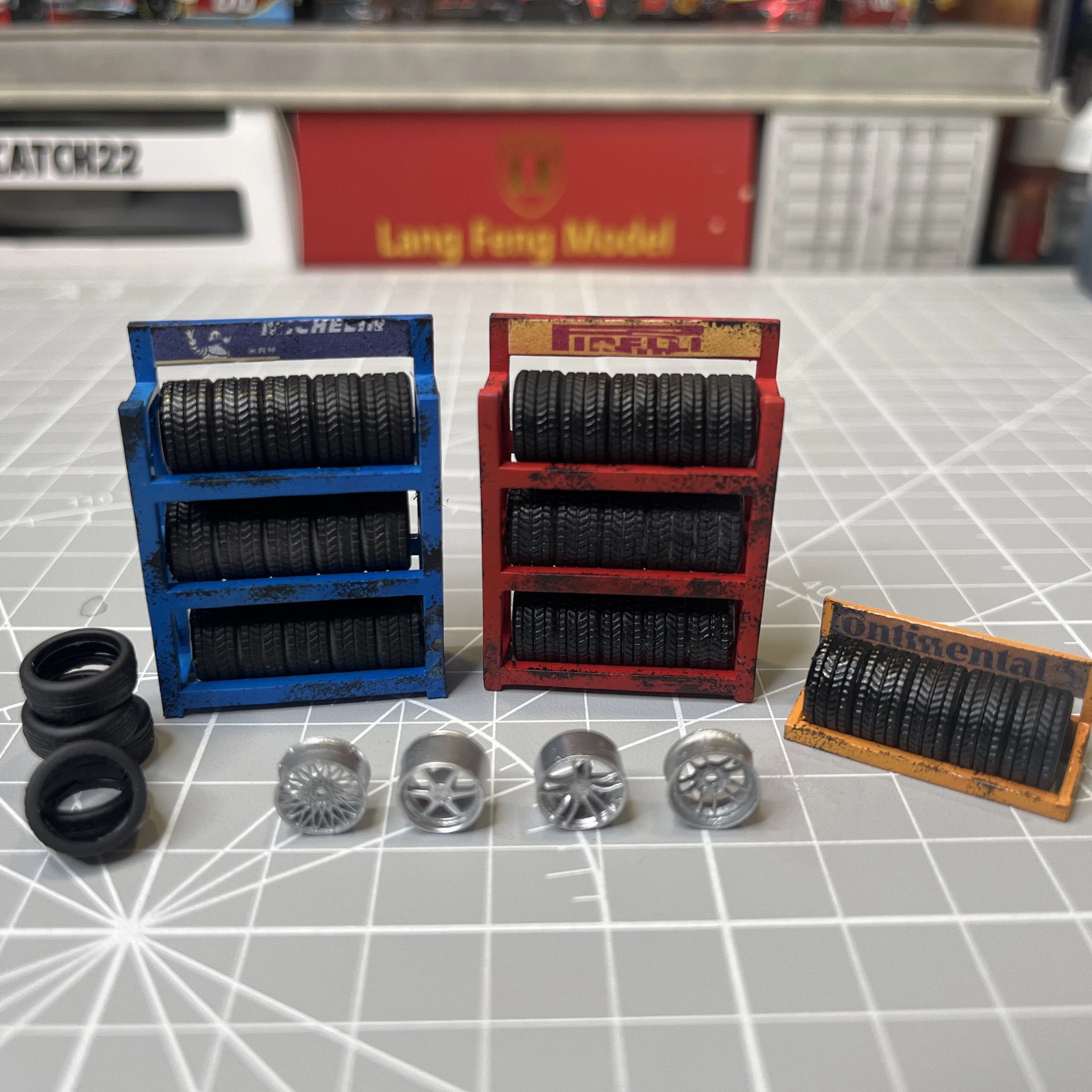 

1/64 Resin Tire Rack Miniature Scenario Display Garage Model Car Repair Tools with Removable Tires