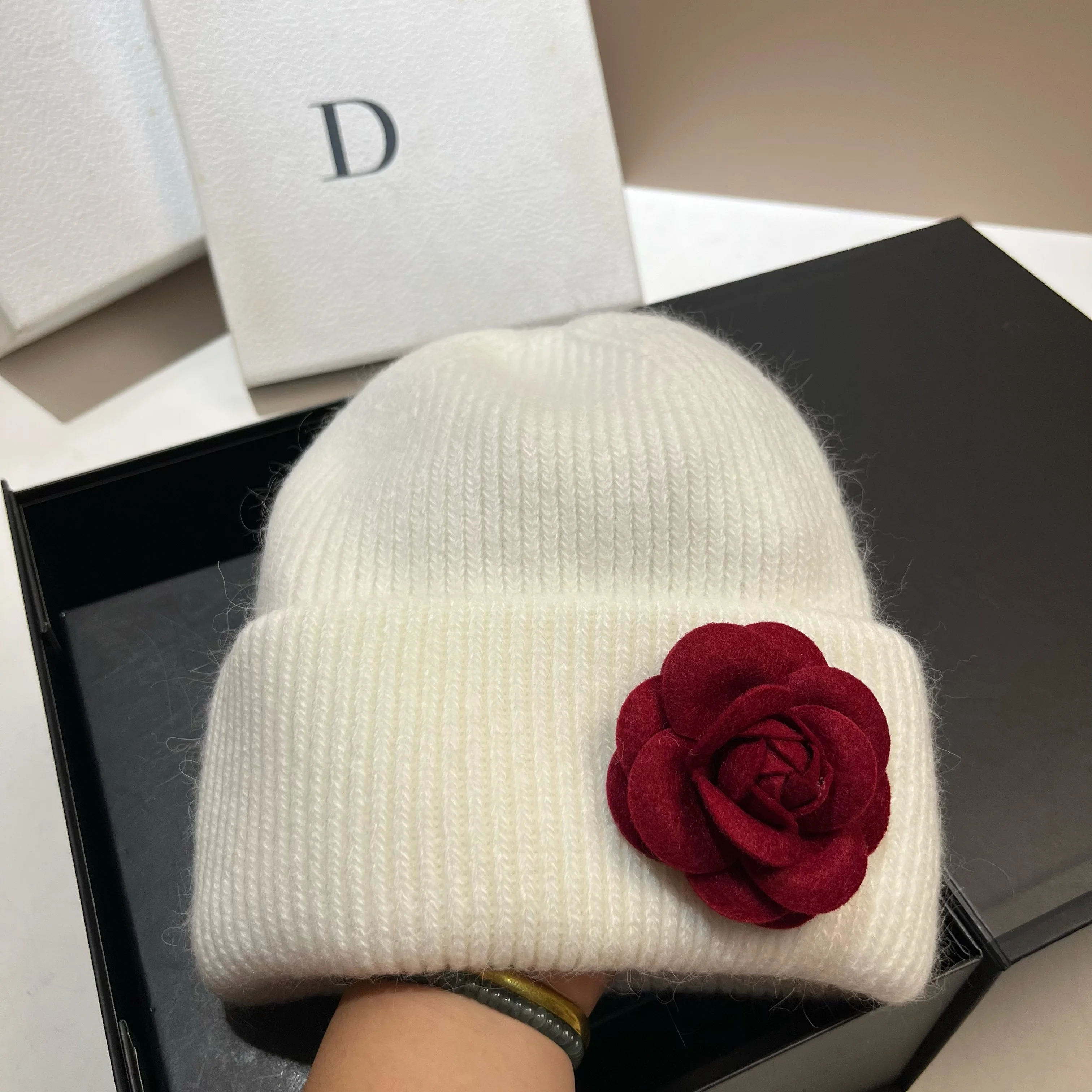 French Hepburn socialite Feng Shan Camellia pullover woolen hat for winter, soft and warm rabbit hair knitted hat for warmth